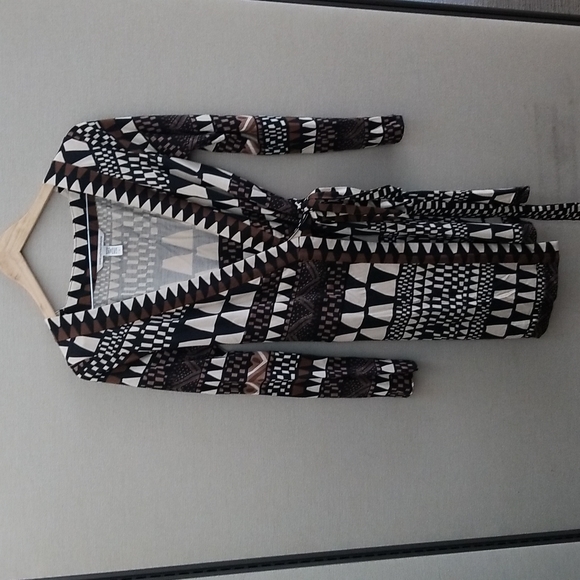 Diane Von Furstenberg Black and Cream Geometric Wrap Dress - Picture 2 of 14